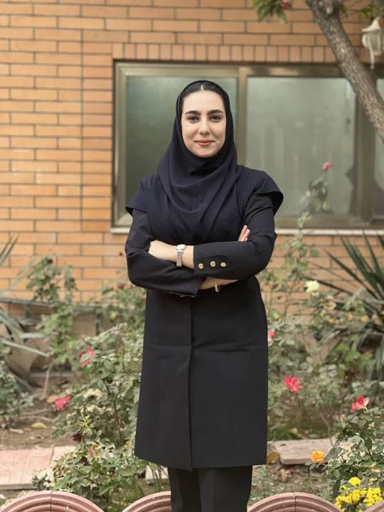 خانم زارعی دبیر مدرسه دخترانه اطهار