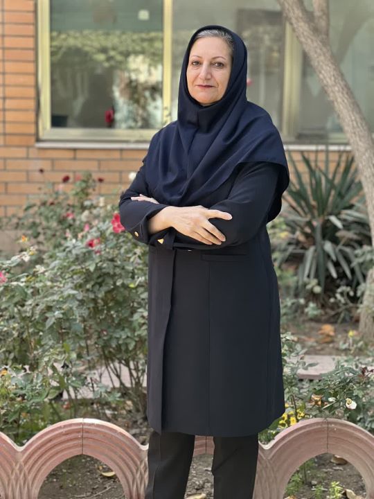 فروغ رمضانی دبیر علوم مدرسه دخترانه اطهار