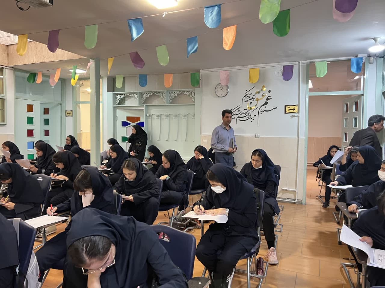 مدرسه دخترانه متوسطه اول اطهار 4 دانش آموزان مدرسه اطهار درحال امتحان دادن