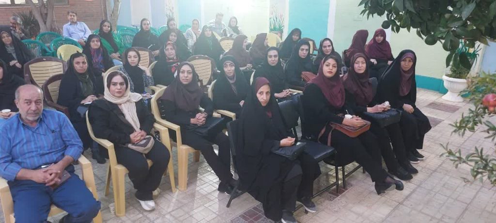 بازدید والدین از امکانات مدرسه دخترانه متوسطه اول پیش از ثبت‌نام